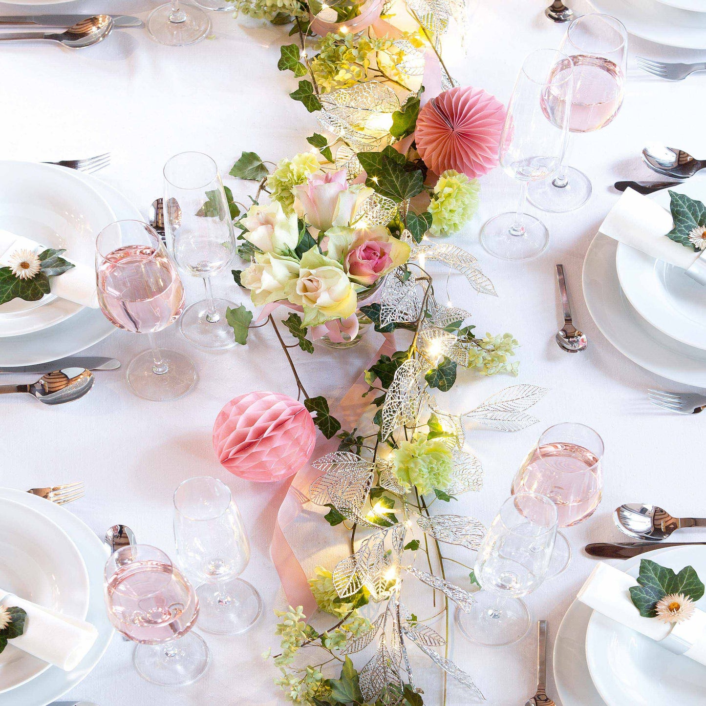 LED-Lichterkette mit silberfarbenen Blättern und Kugeln, 16 LEDs ww, batterieb.