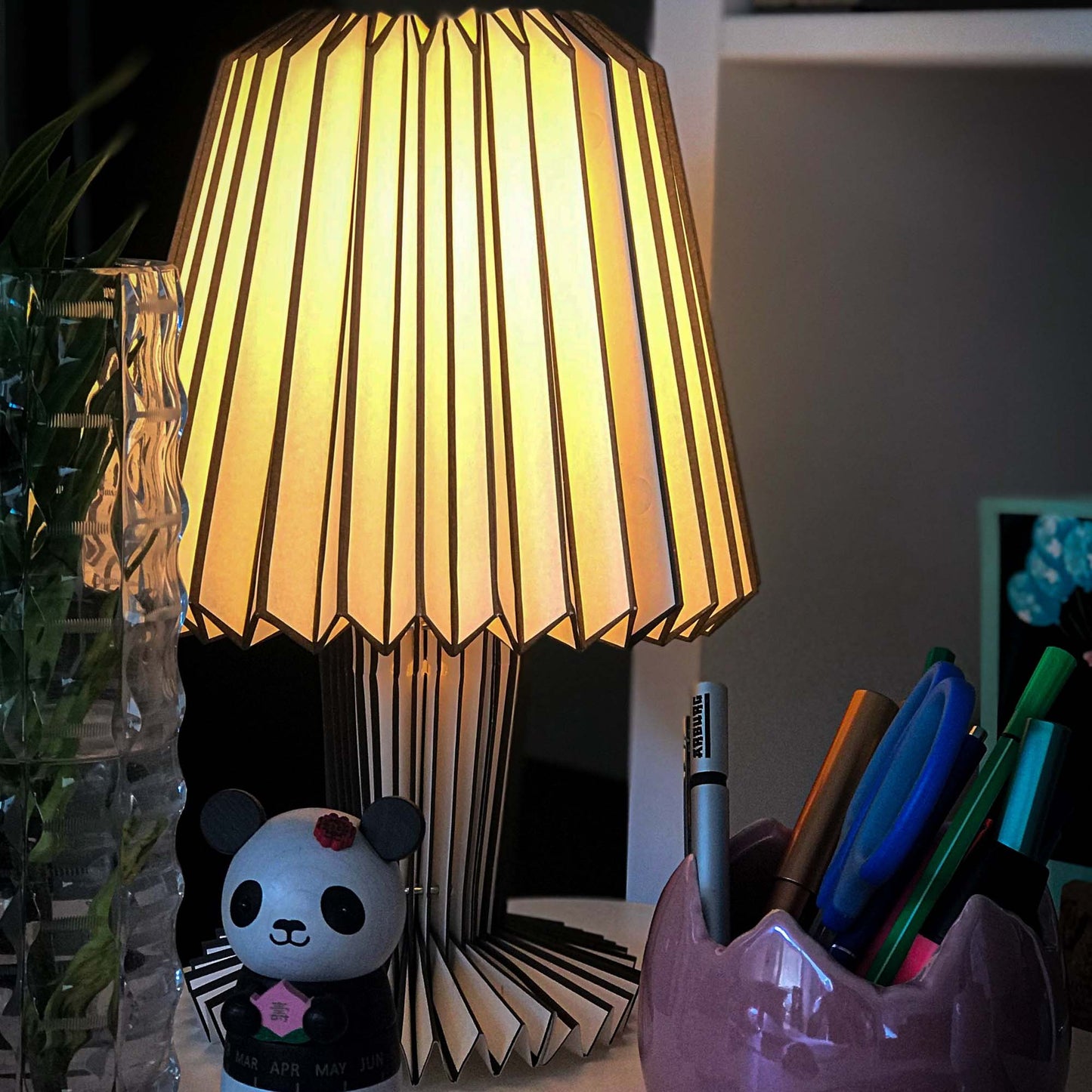 Papier-Lampe, faltbar, weiß mit dunklen Streifen, ø 25,5 cm, E14, inkl. LED-Leuchtmittel