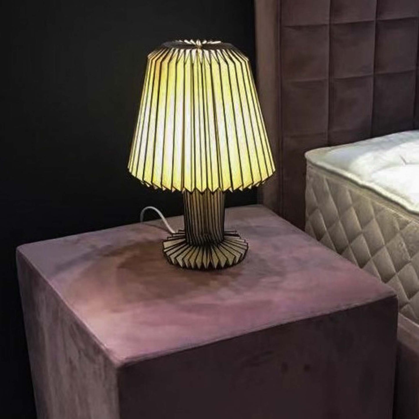 Papierlampe weiß faltbar, mit dunklen Streifen, H: 33 cm, ø 22 cm, inkl. LED-Leuchtmittel