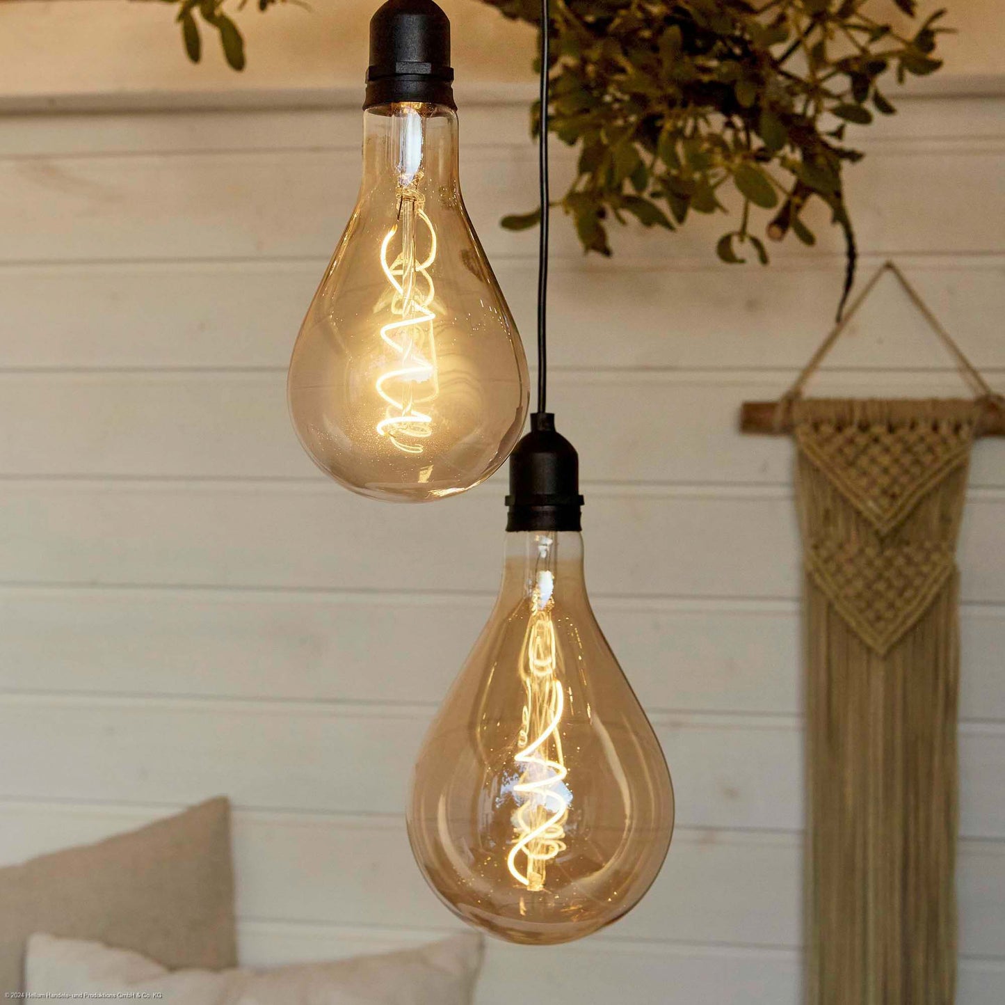 2er Set LED Vintage-Hängelampe, goldfarbene Lampe mit LED-Spiral-Strang, A100, 10x20 cm, batteriebetrieben, für außen 524376