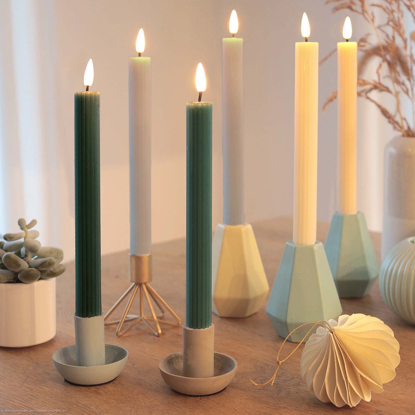 2er-Set LED-Tafelkerzen Echtwachs grün mit Flammenoptik 2AAA batteriebetrieben mit Fernbedienung 525205