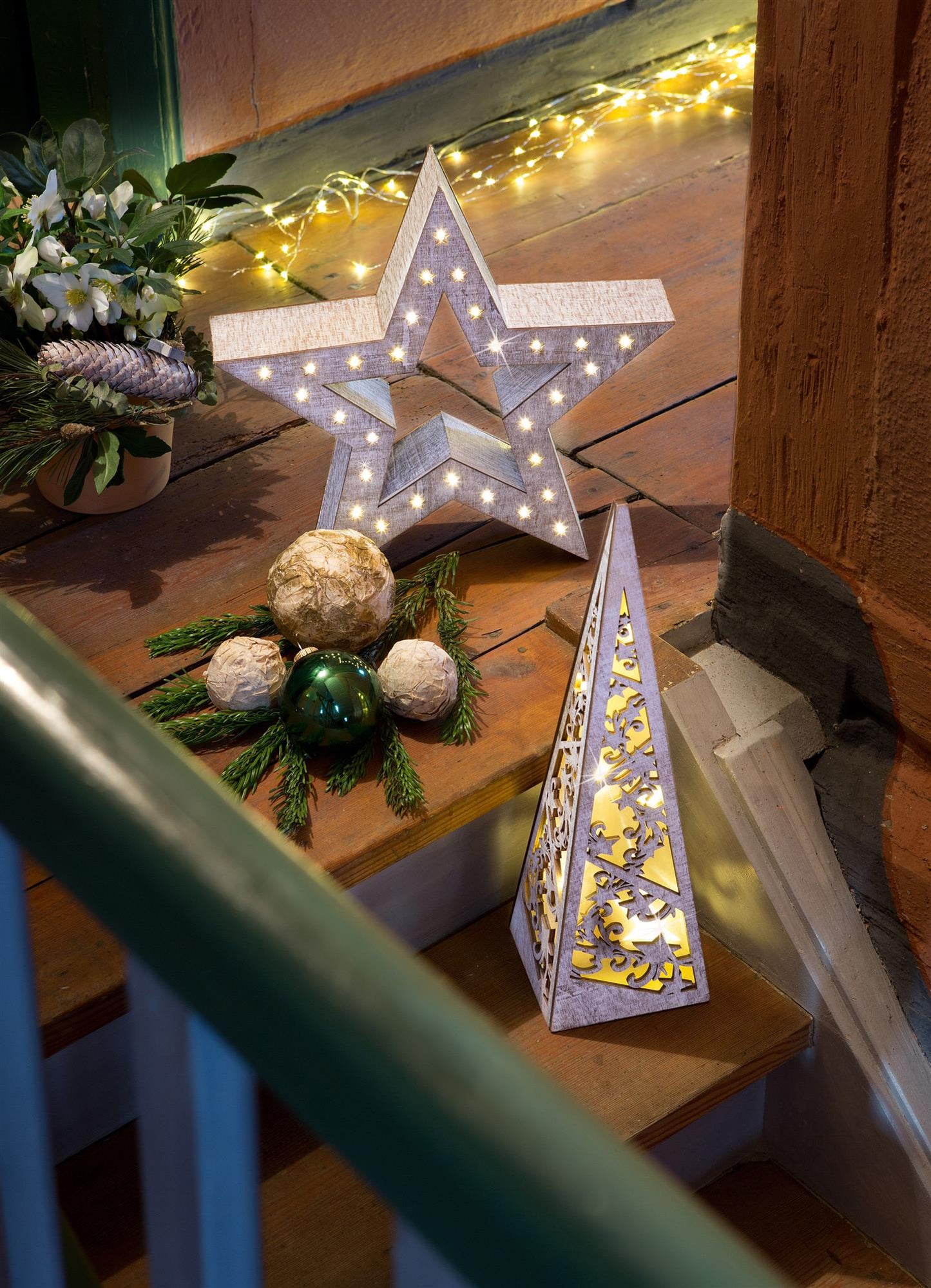 LED-Pyramide aus Holz, weiß gebeizt H: 45cm, 8 LEDs ww, mit Timer, batteriebetrieben