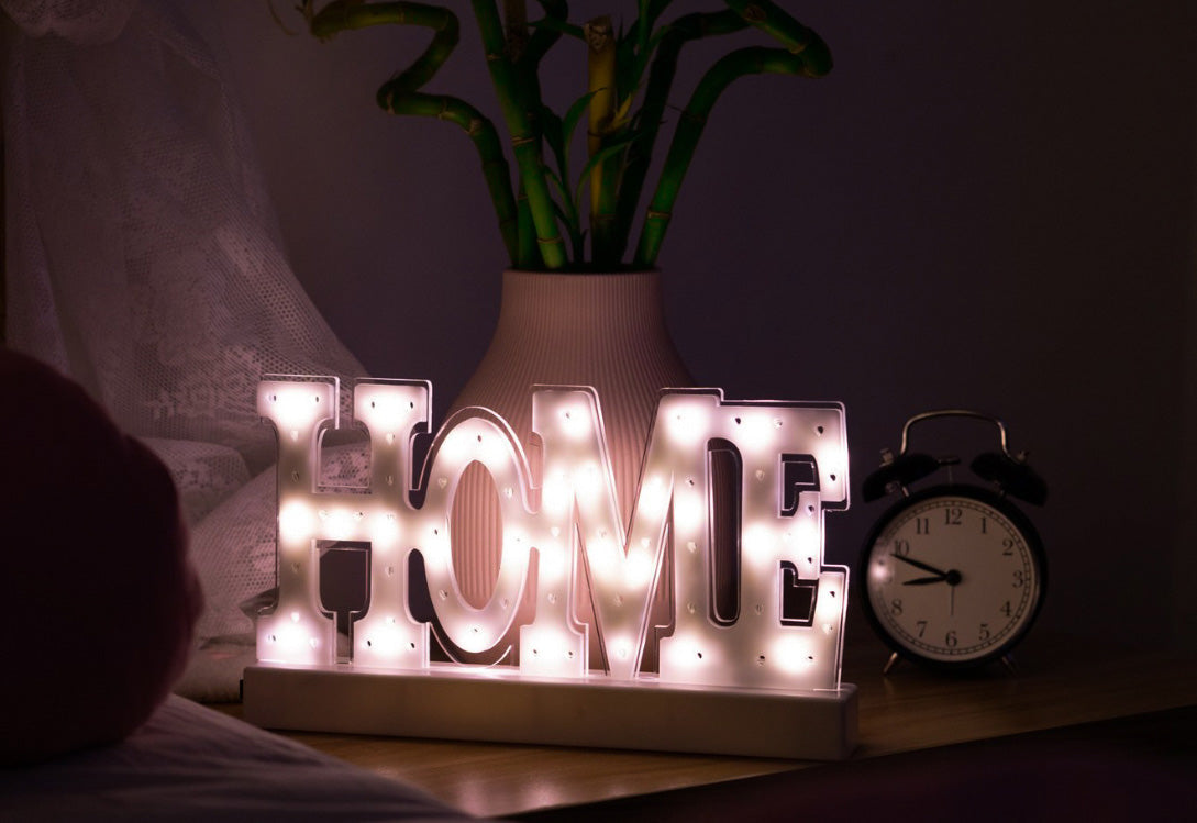 LED-Deko-Schrift „HOME“, weiß, 30 LEDs, batteriebetrieben