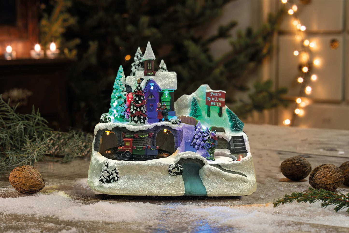 LED-Szene mit Bergdorf und fahrendem Zug, batteriebetrieben_524390