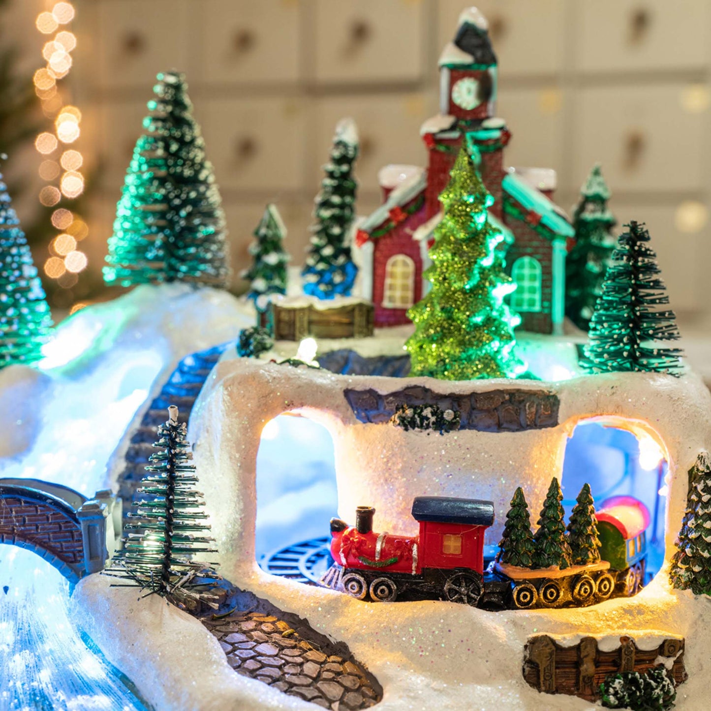 LED-Weihnachtsdorf, Fiberoptik-Stil, fahrender Zug 8 Musik, 8 Weihnachtslieder, LEDs bunt