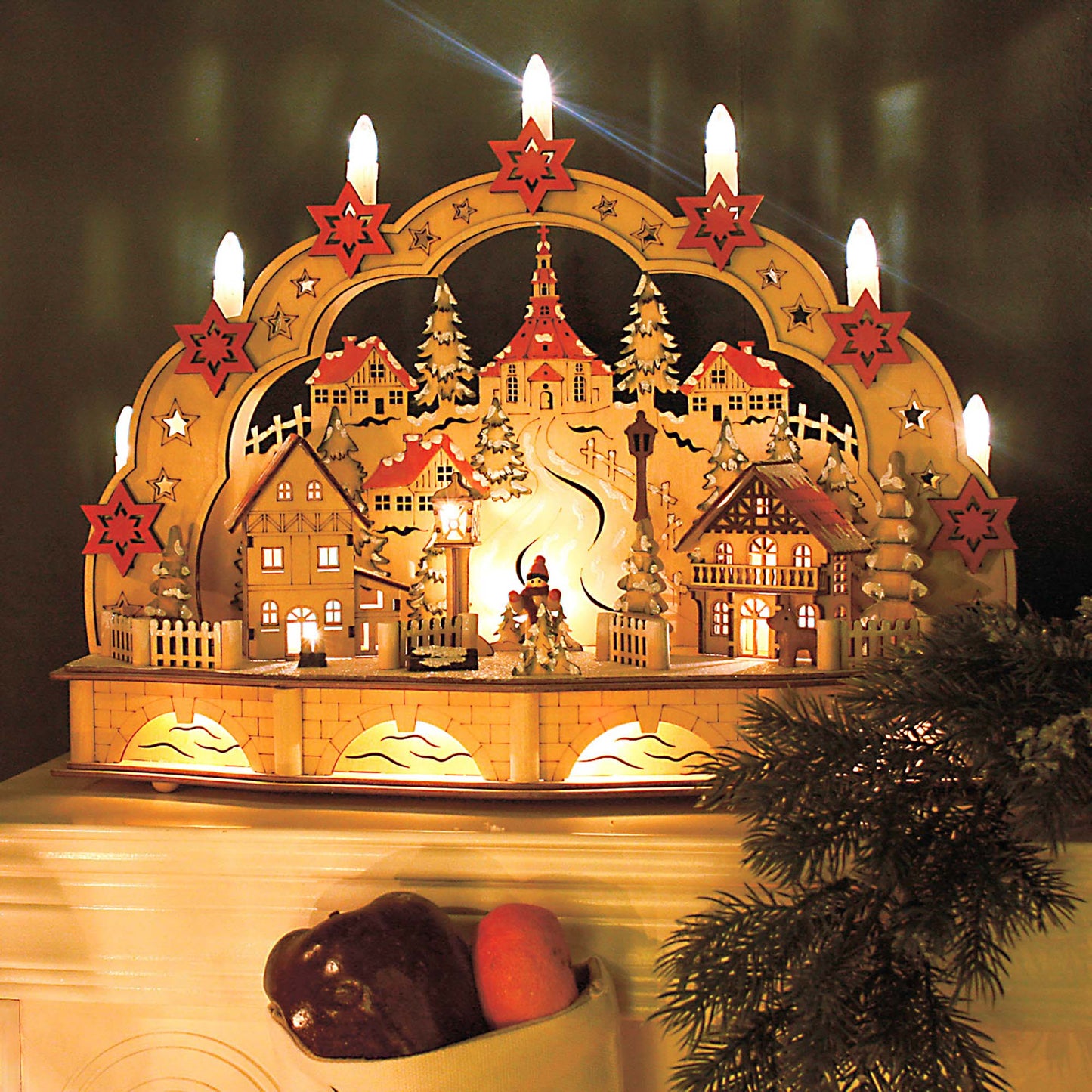 LED-Holzleuchter „Winterliches Dorf mit Seiffener Kirche", mit 6h-Timer, batteriebetrieben
