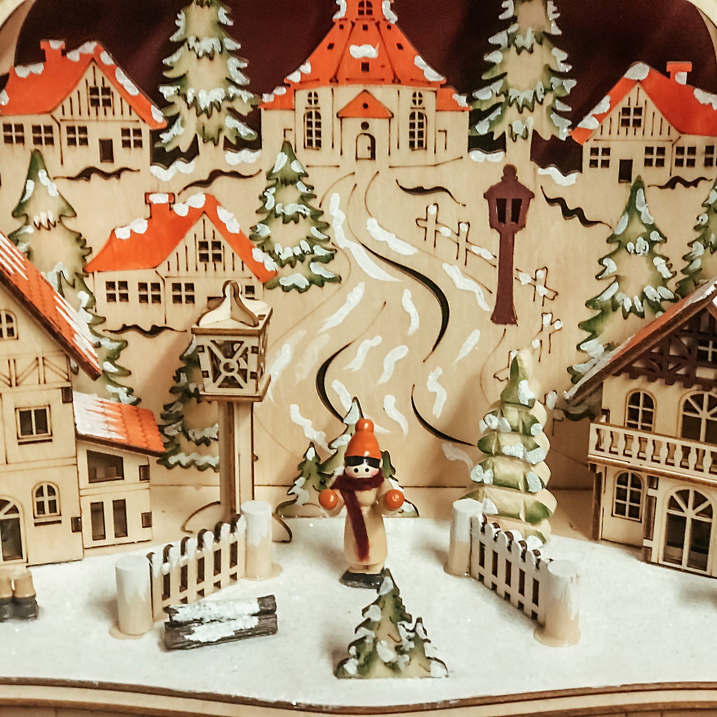 LED-Holzleuchter „Winterliches Dorf mit Seiffener Kirche", mit 6h-Timer, batteriebetrieben