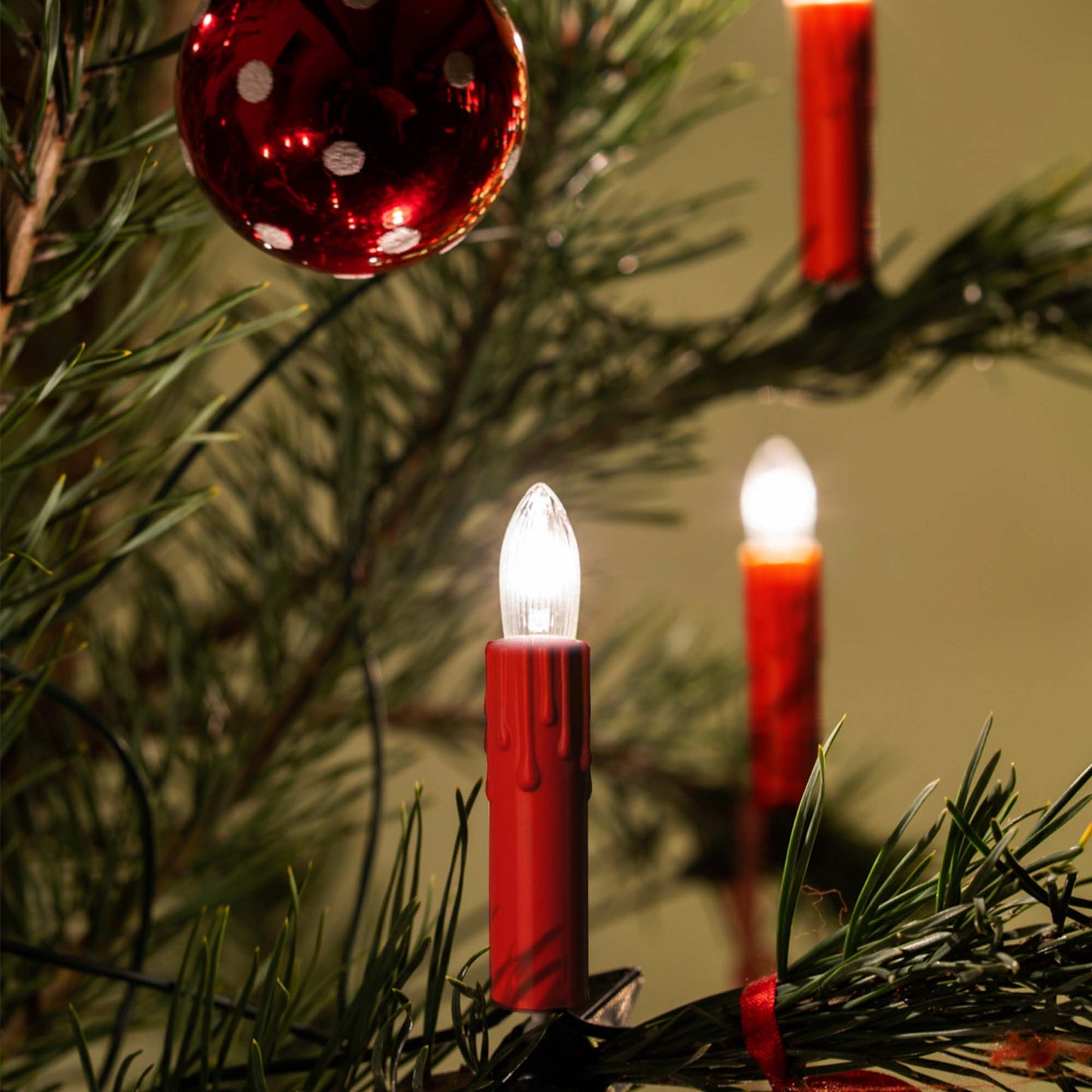 Riffelkerzenkette, roter Schaft mit Tropfen, 15 klare Lampen, für innen, teilbarer Stecker
