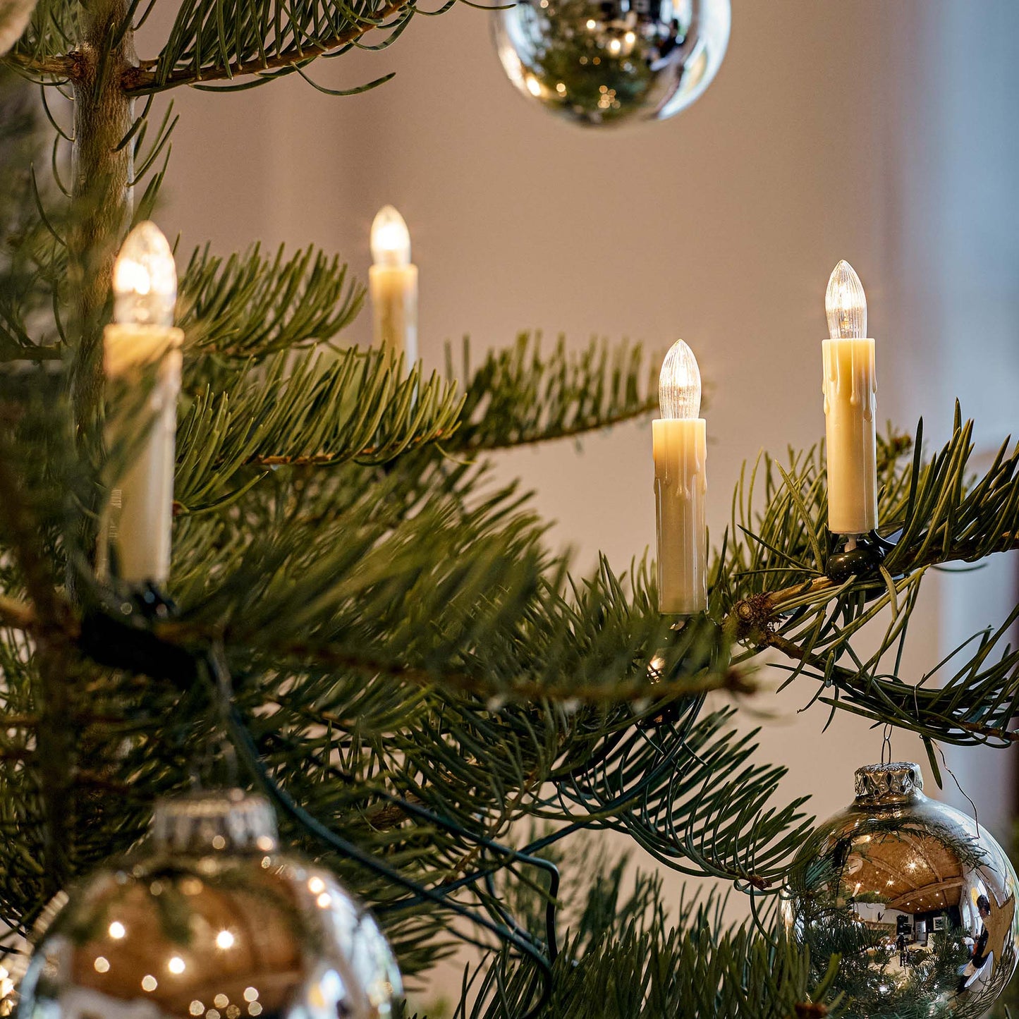 30-tlg. Riffelkerzenkette, warm-weiß, für innen, teilb. Stecker, Wachstropfen