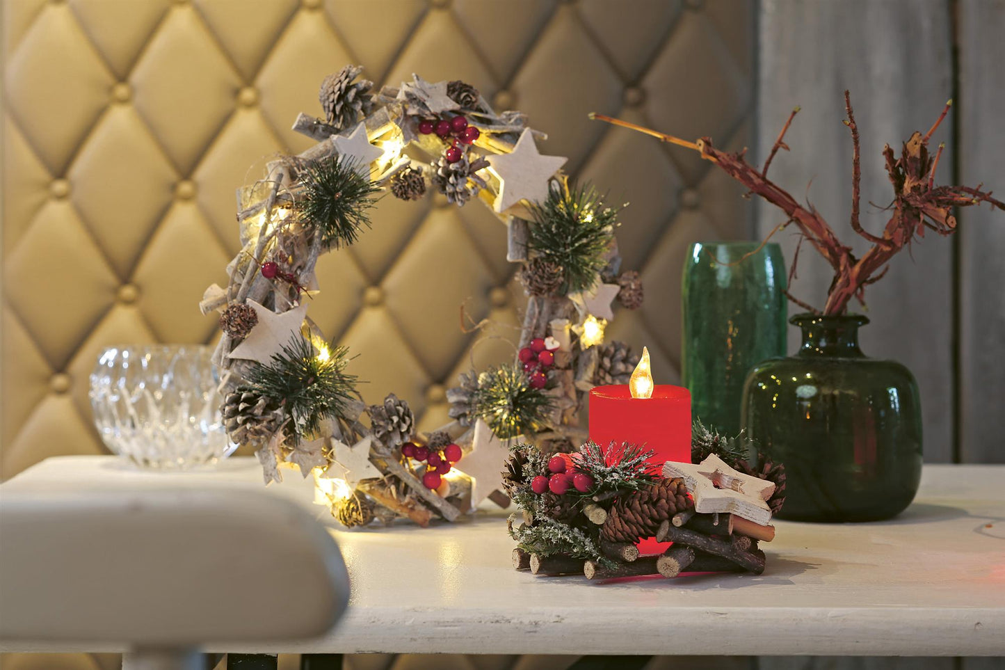 Holz-Kranz mit Deko-Elementen, DIA 17cm und LED-Wachskerze