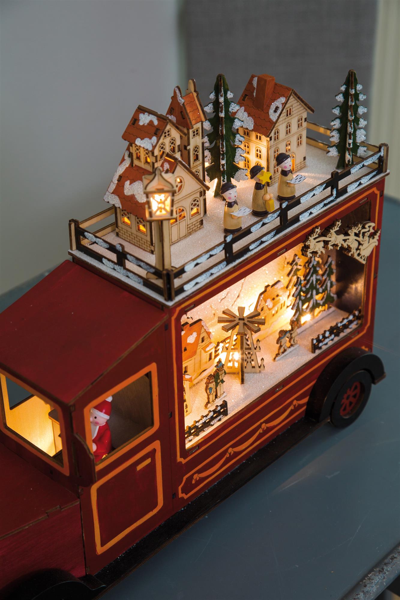 LED-Lastwagen aus Holz, rot, 2 stöckige Winterszene, 15 LEDs ww, batteriebetrieben