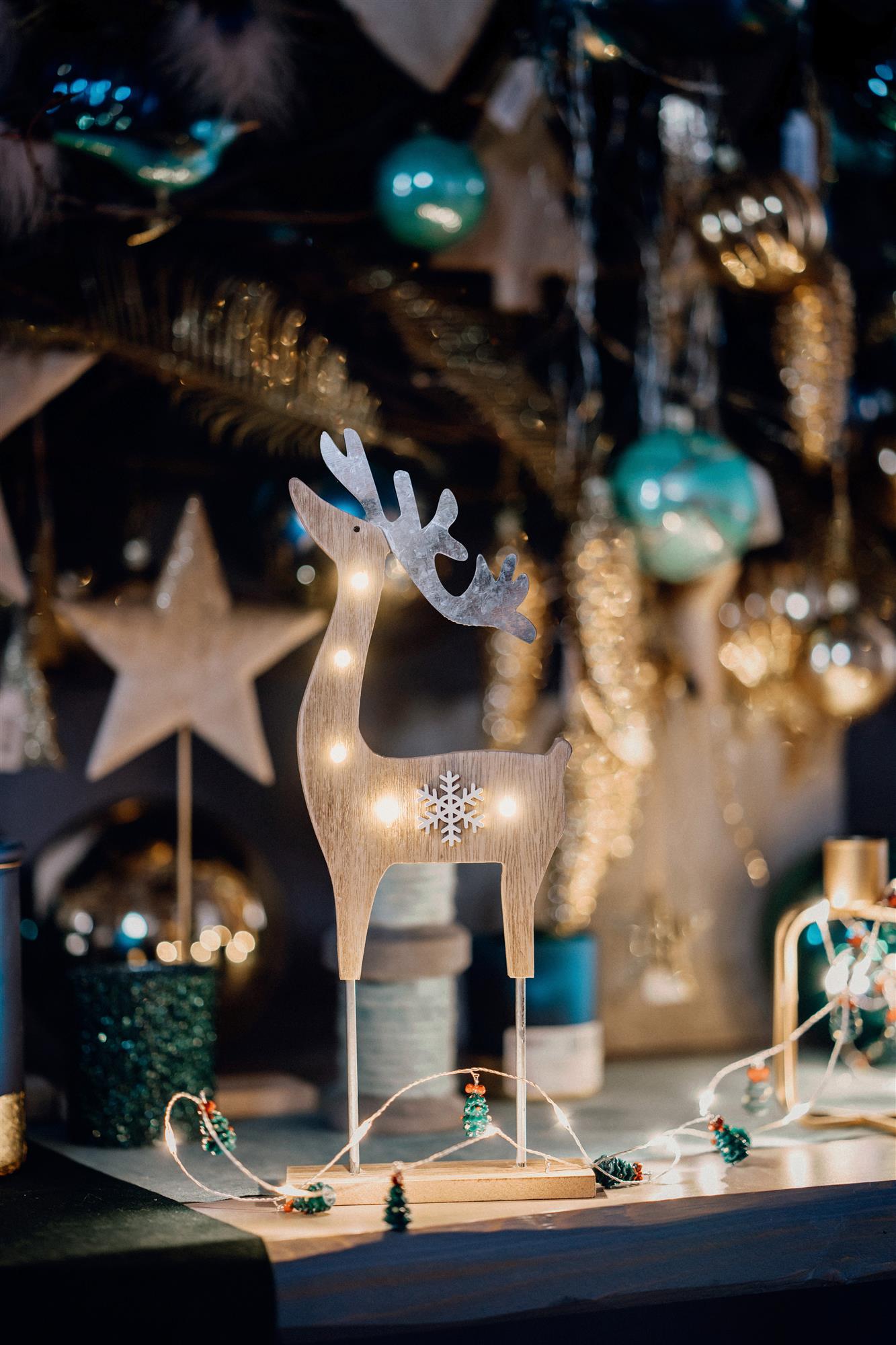 LED-Holz-Rentier mit Schneeflocke, 5 LEDs, mit Timer, batteriebetrieben