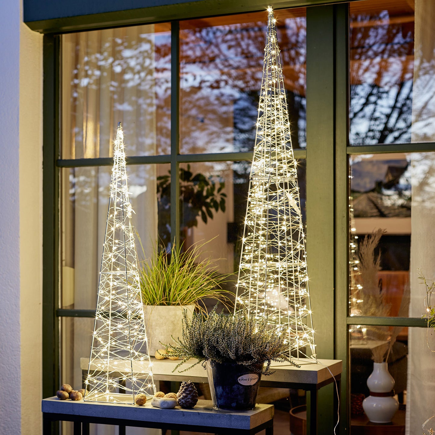 LED-Pyramide, Metallrahmen, Lichterkette "Tauperlen", 240 LEDs warm-weiß, H: 120cm, 6 h Timer, IP44