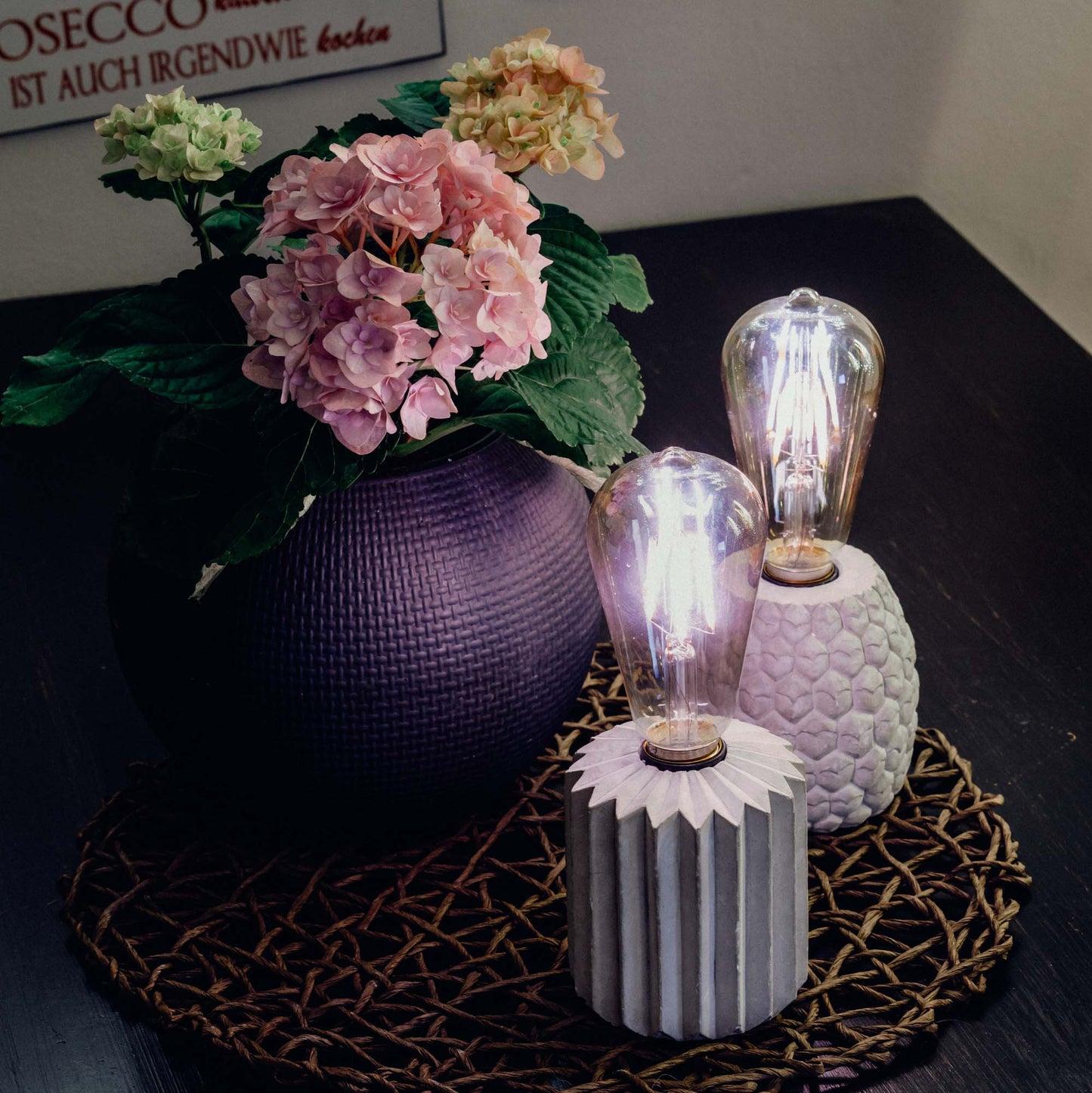 Tisch-Lampe "Ananas" mit Zement-Sockel, LED-Filament-Lampe, batteriebetrieben