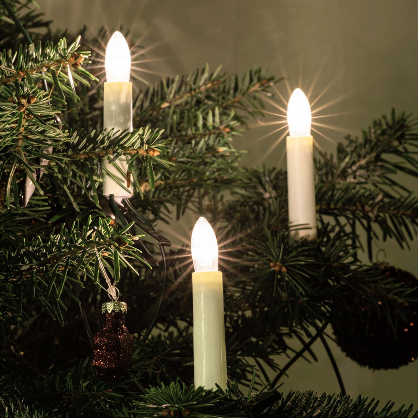 Hellum Kerzen Lichterkette Innen – 10 weiße LED-Kerzen mit Wachstropfenoptik, 3,6m beleuchtet, grün, Clip-Befestigung