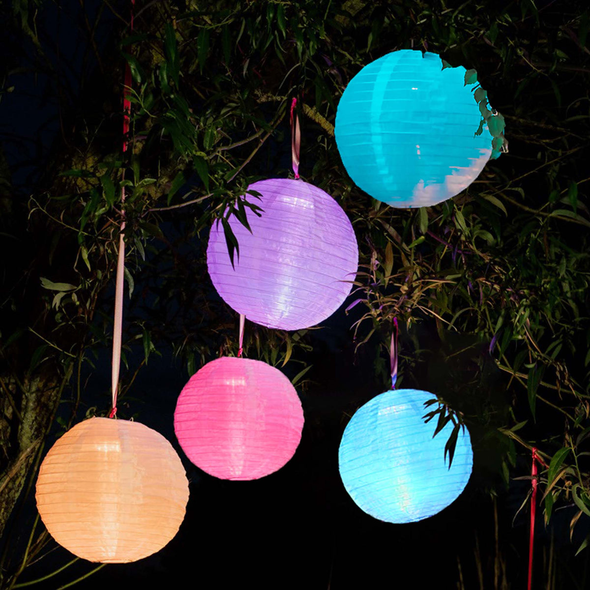 LED Lampions 5er Set außen, bunt, 2x Ø 25 cm, 3x Ø 20 cm, mit Fernbedi – Hellum Direkt