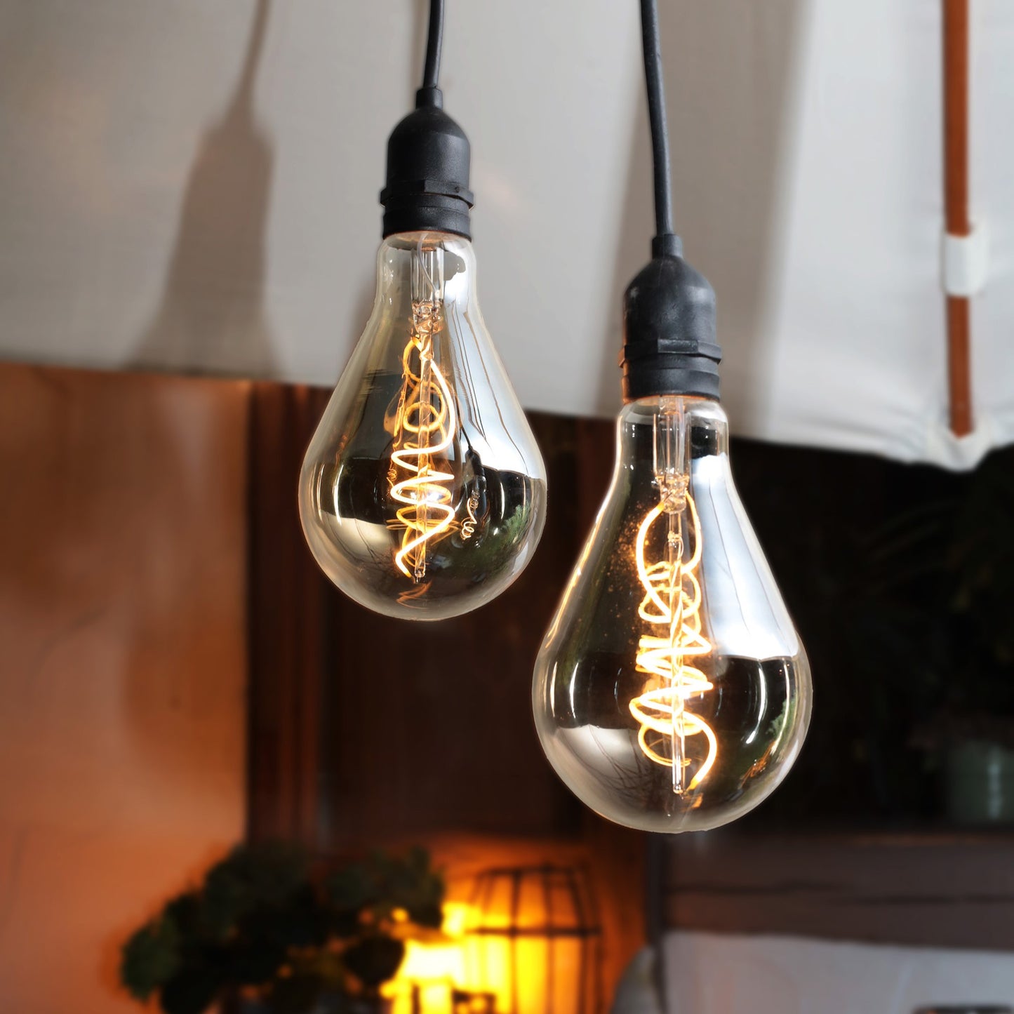 2er Set LED Vintage-Hängelampe, goldfarbene Lampe mit LED-Spiral-Strang, A130, 13x23 cm, batteriebetrieben, für außen_2er Set aus 524383