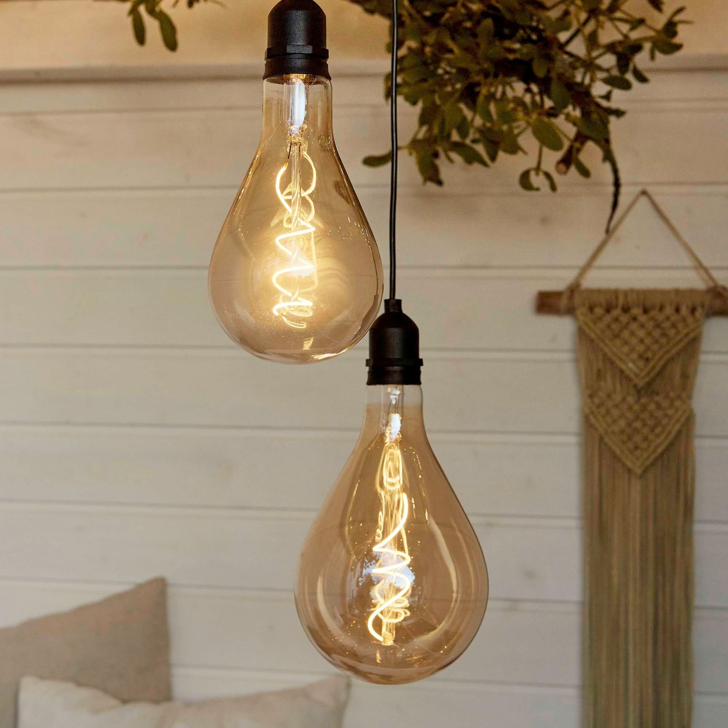 2er Set LED Vintage-Hängelampe, goldfarbene Lampe mit LED-Spiral-Strang, A130, 13x23 cm, batteriebetrieben, für außen_2er Set aus 524383