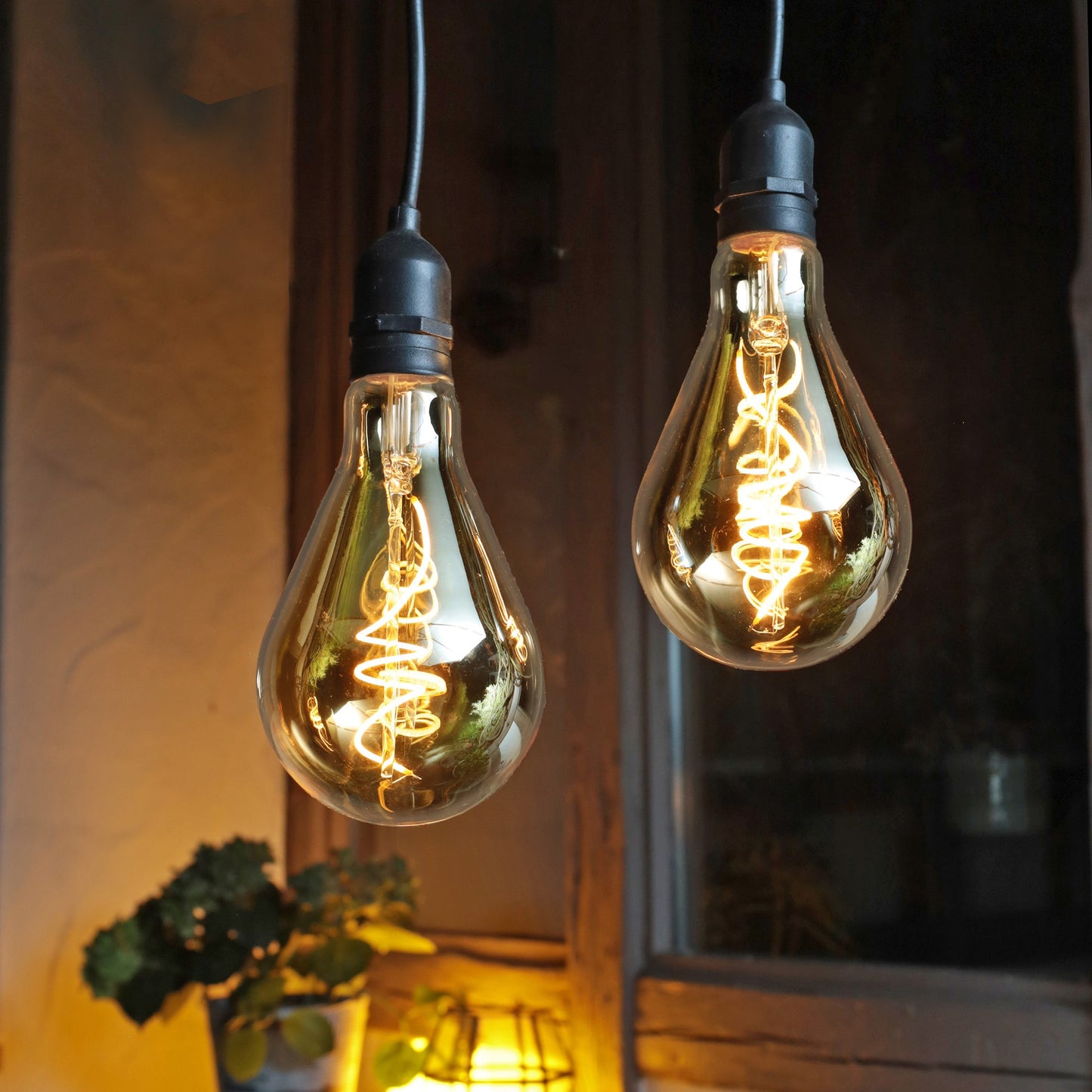 2er Set LED Vintage-Hängelampe, goldfarbene Lampe mit LED-Spiral-Strang, A130, 13x23 cm, batteriebetrieben, für außen_2er Set aus 524383