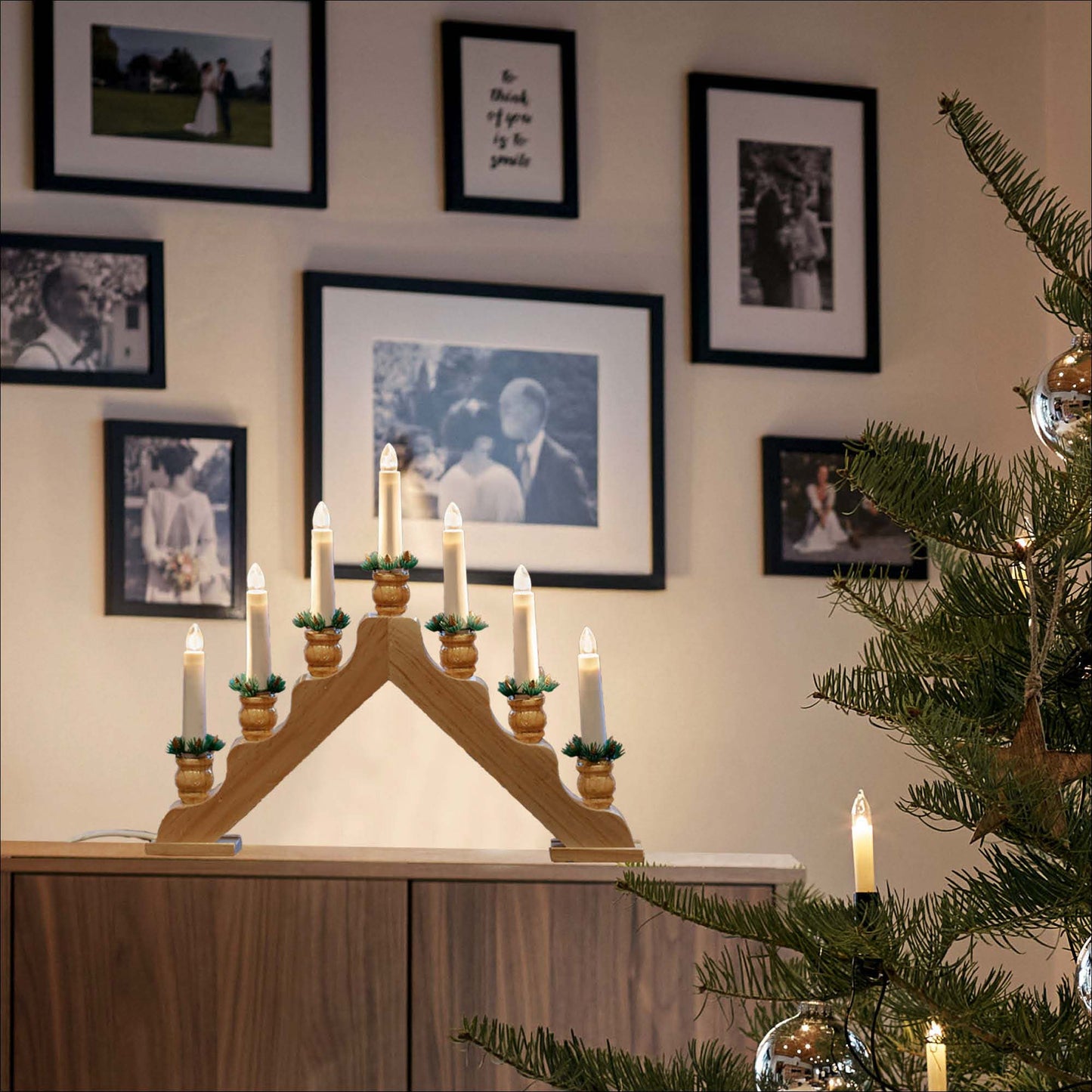 7-tlg. Holzleuchter "Pyramide", natur, mit Dekokränzchen,  LED Filament Steckerzuleitung 1,5 m
