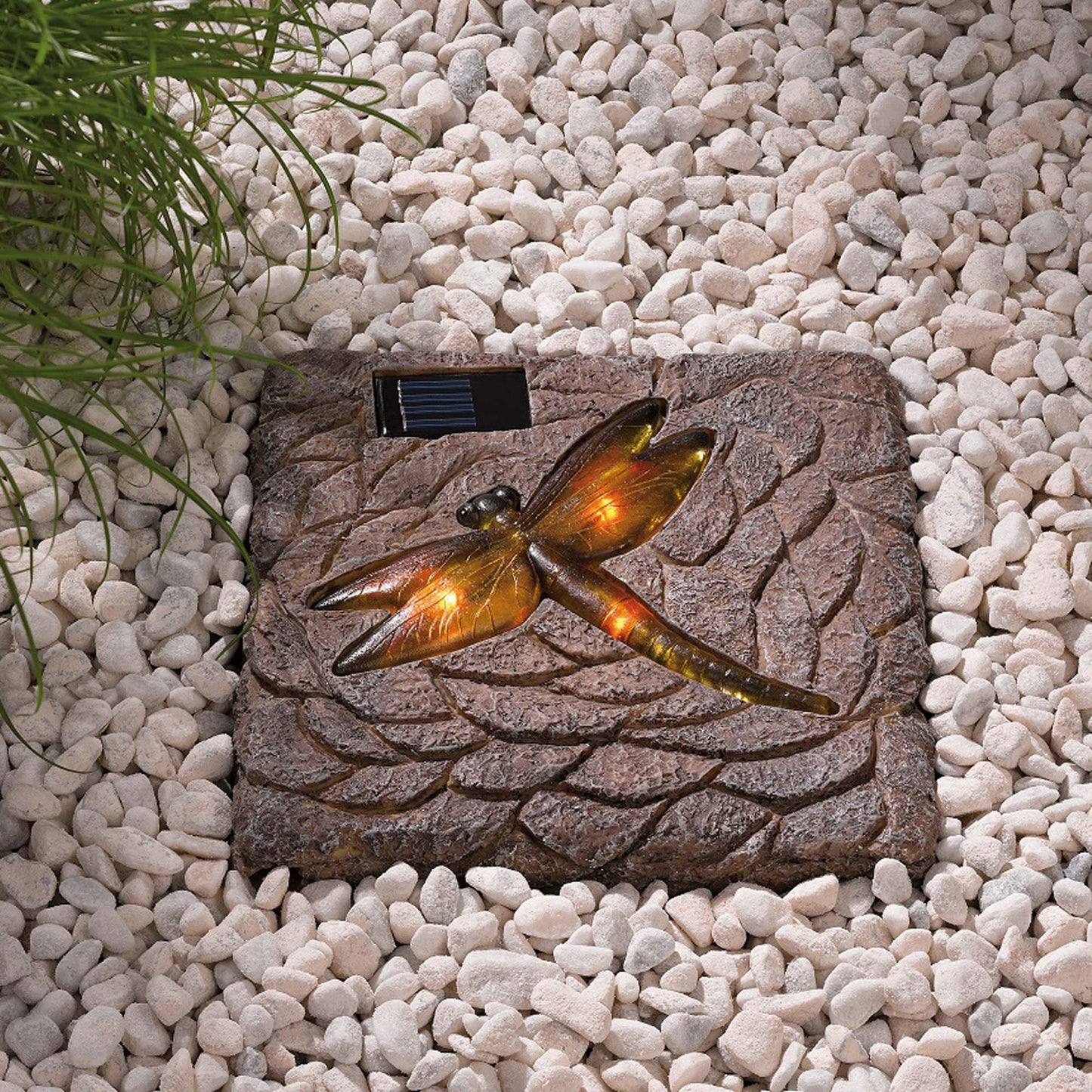 Hellum LED Solarleuchte für außen, Libelle im Stein, 4 gelbe LED, 24 x 24 cm, Solar Stein mit Resin Libelle, solarbetriebene Dekoration für draußen, LED Gartenbeleuchtung 153002
