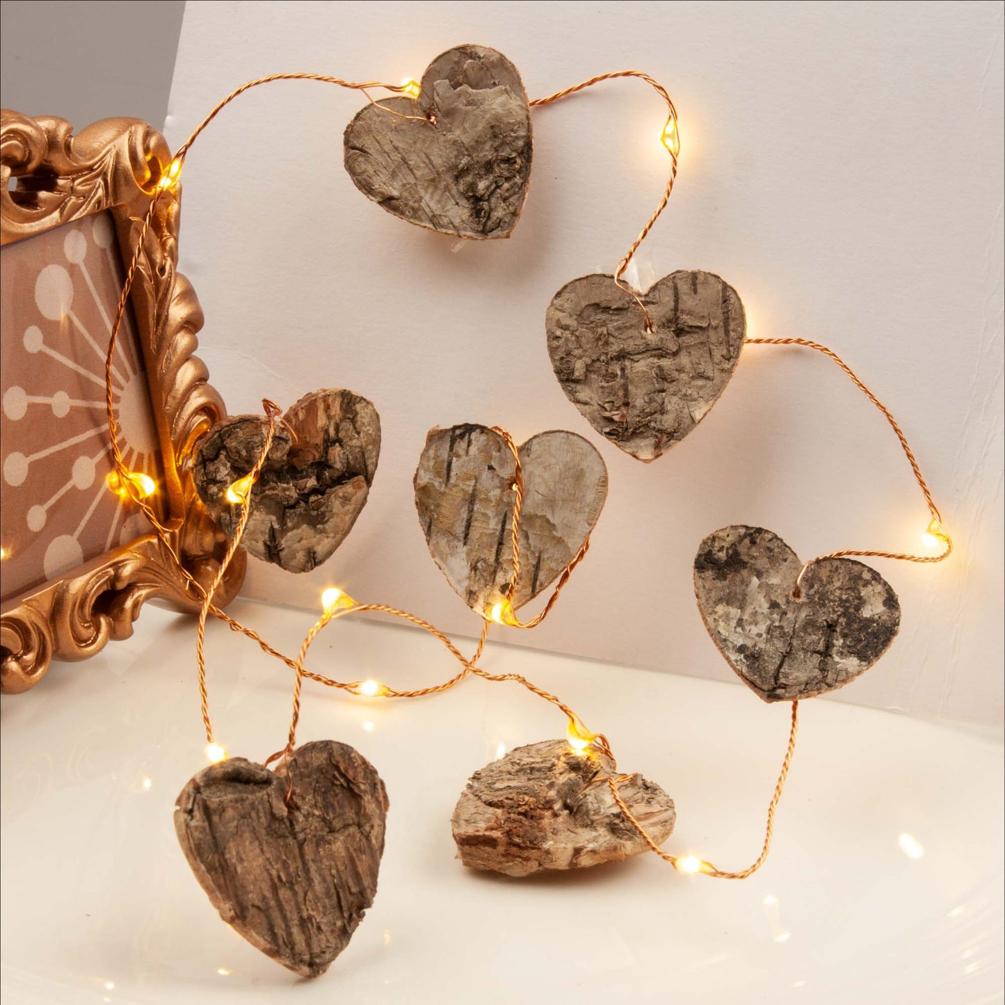 Hellum LED Herzlichterkette Holz, 10 Holzherzen, beleuchtet 0,95 m, Batterie 520453