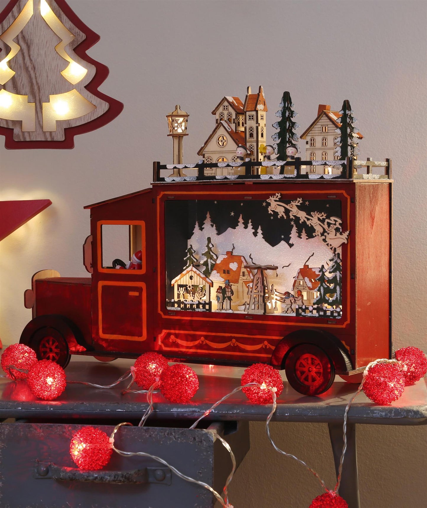 LED-Lastwagen aus Holz, rot, 2 stöckige Winterszene, 15 LEDs ww, batteriebetrieben