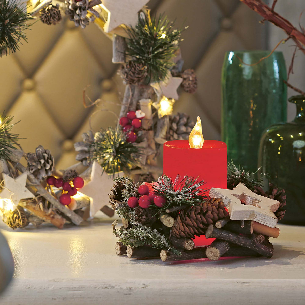 LED Kerze mit Holz-Kranz für innen, Adventskerze rot, 1 LED gelb, mit Timer, batteriebetrieben