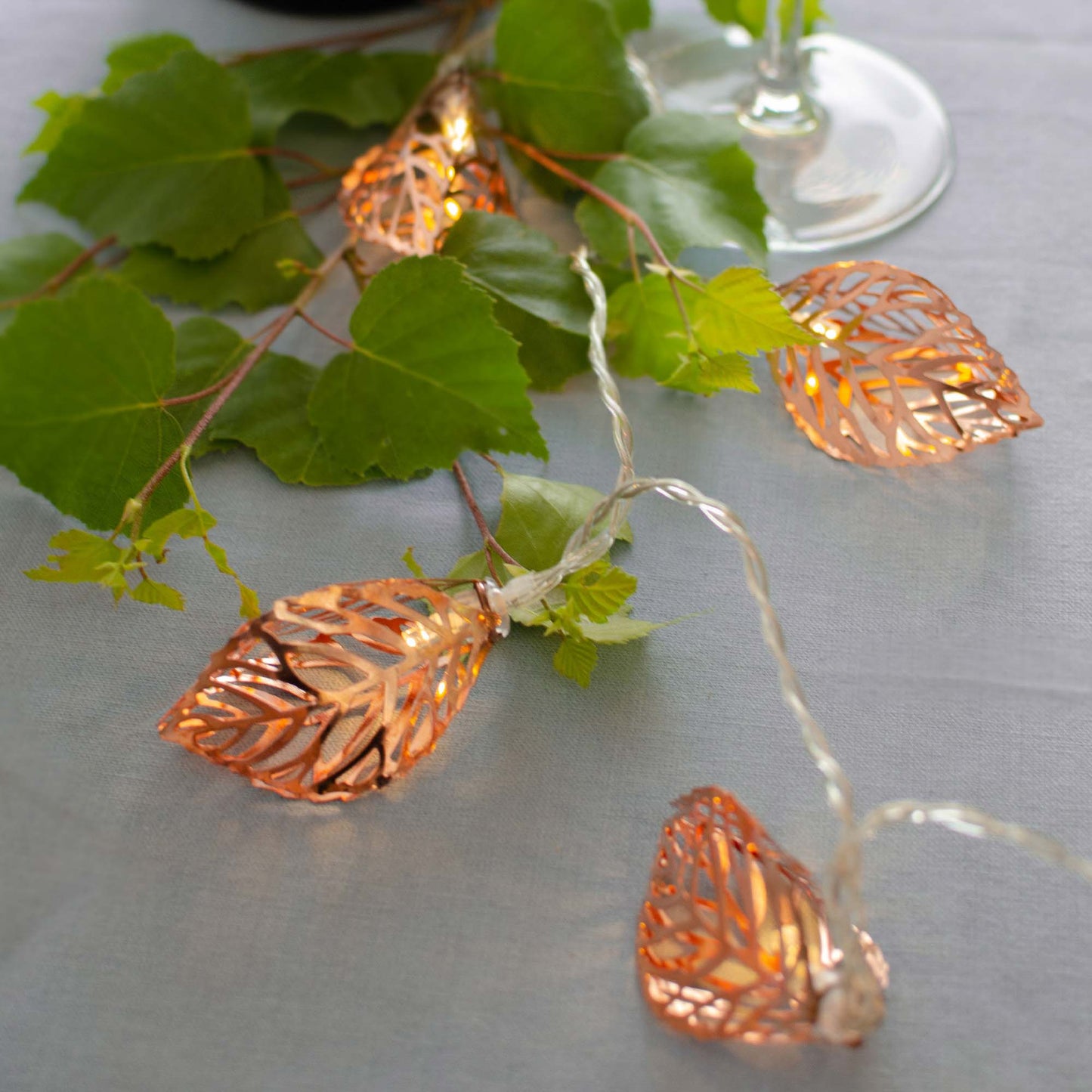 LED Lichterkette mit goldfarbenen Metallblättern, 10 LEDs ww. batteriebetrieben