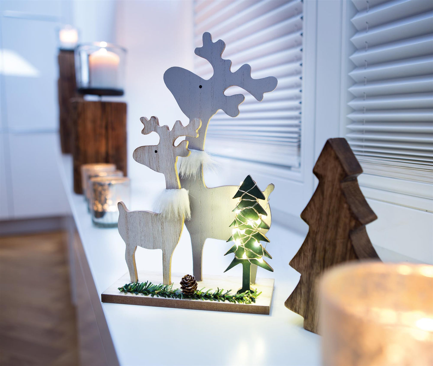LED Holz-Rentier-Familie, 10 LEDs ww, 17x7x27 cm, mit Timer,  batteriebetrieben