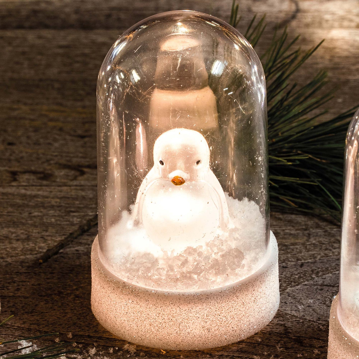 LED-Kuppel auf weißem Sockel, 1 LED ww, mit Acryl-Pinguin, mit Timer, batteriebetrieben