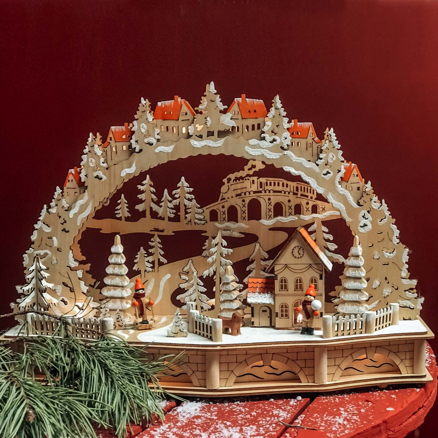 LED-Holzleuchter „Winterliche Dorfszene mit Eisenbahn“, mit 6h-Timer, batteriebetrieben