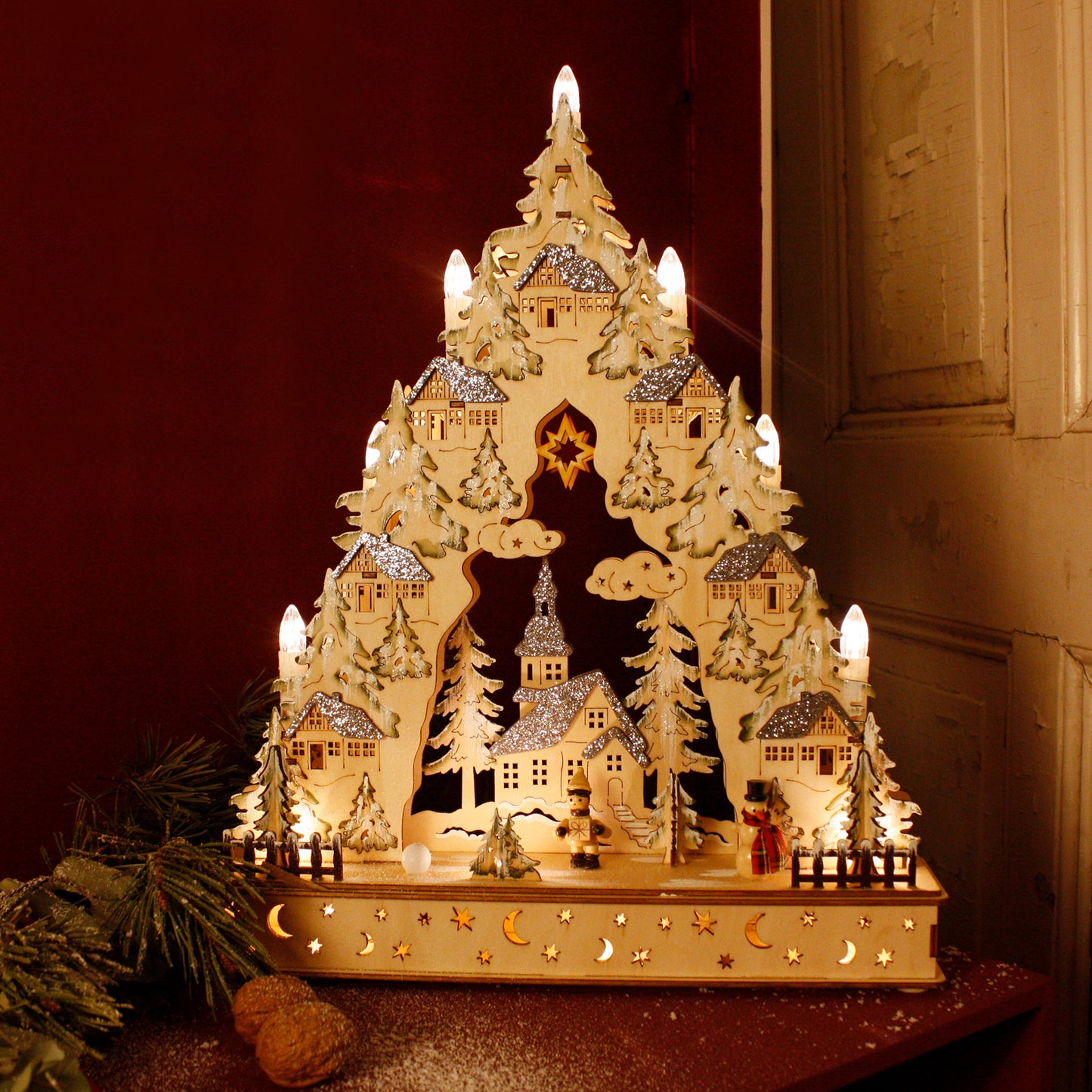 LED-Holzleuchter „Winterliche Kirche mit Schneemann“, mit 6h-Timer, batteriebetrieben