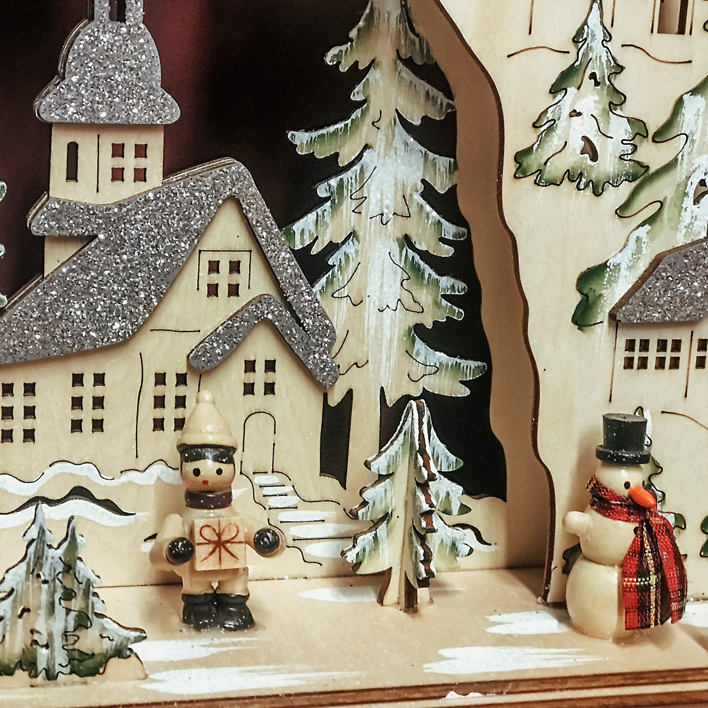 LED-Holzleuchter „Winterliche Kirche mit Schneemann“, mit 6h-Timer, batteriebetrieben