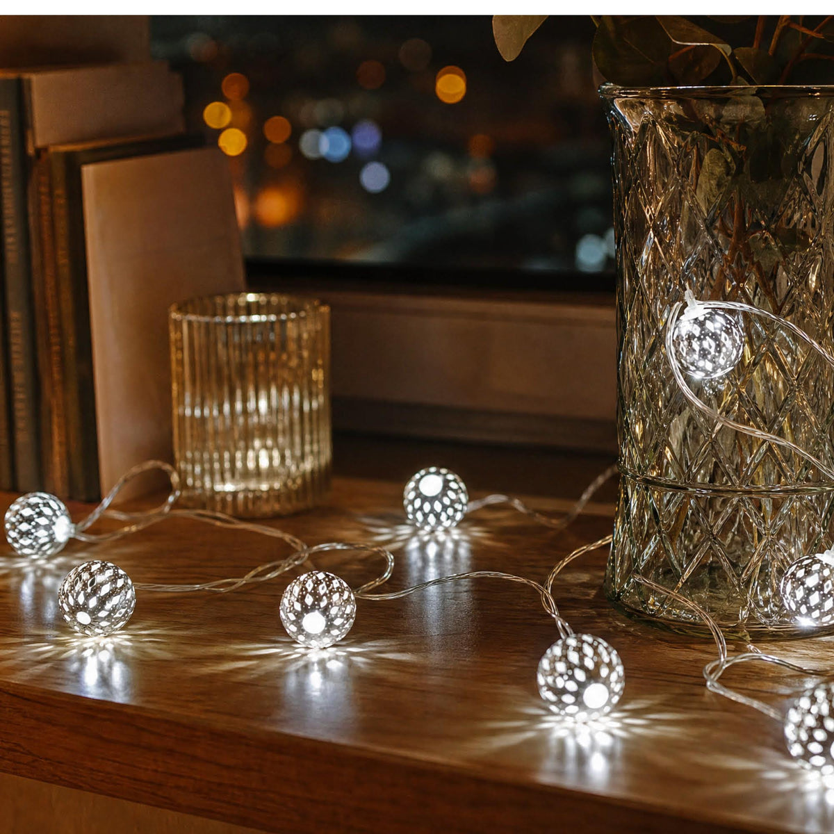 LED Lichterkette mit Metallbällen innen, 10 LED weiß, 0,9 m beleuchtet, transparentes Kabel, mit Timer, batteriebetrieben