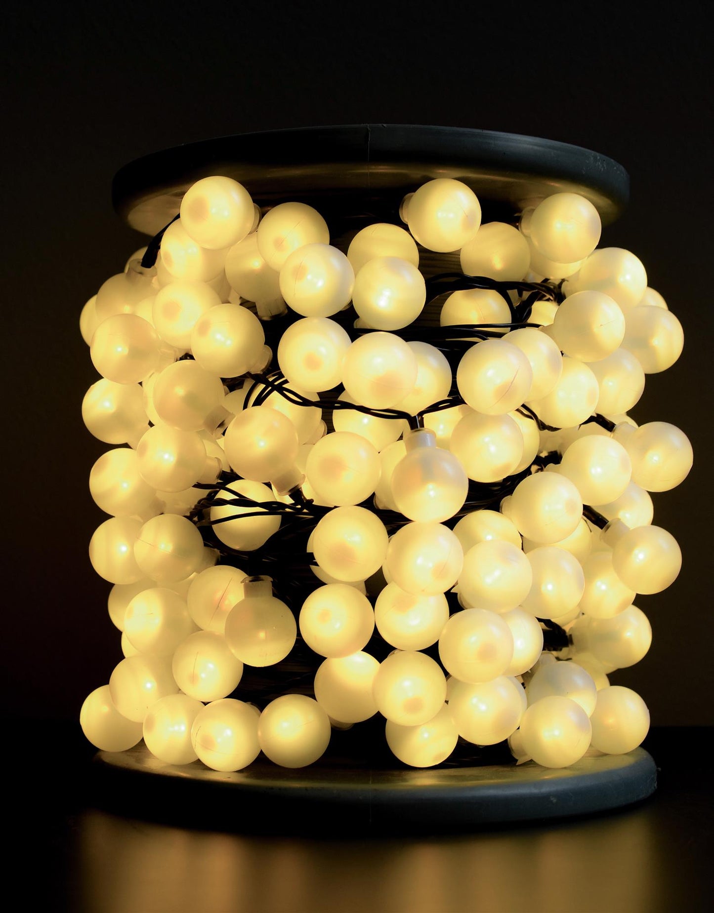 LED-Lichterkette mit Kugeln, 180 LEDs ww, auf Trommel, Kabel schwarz, mit Außen-Transformator