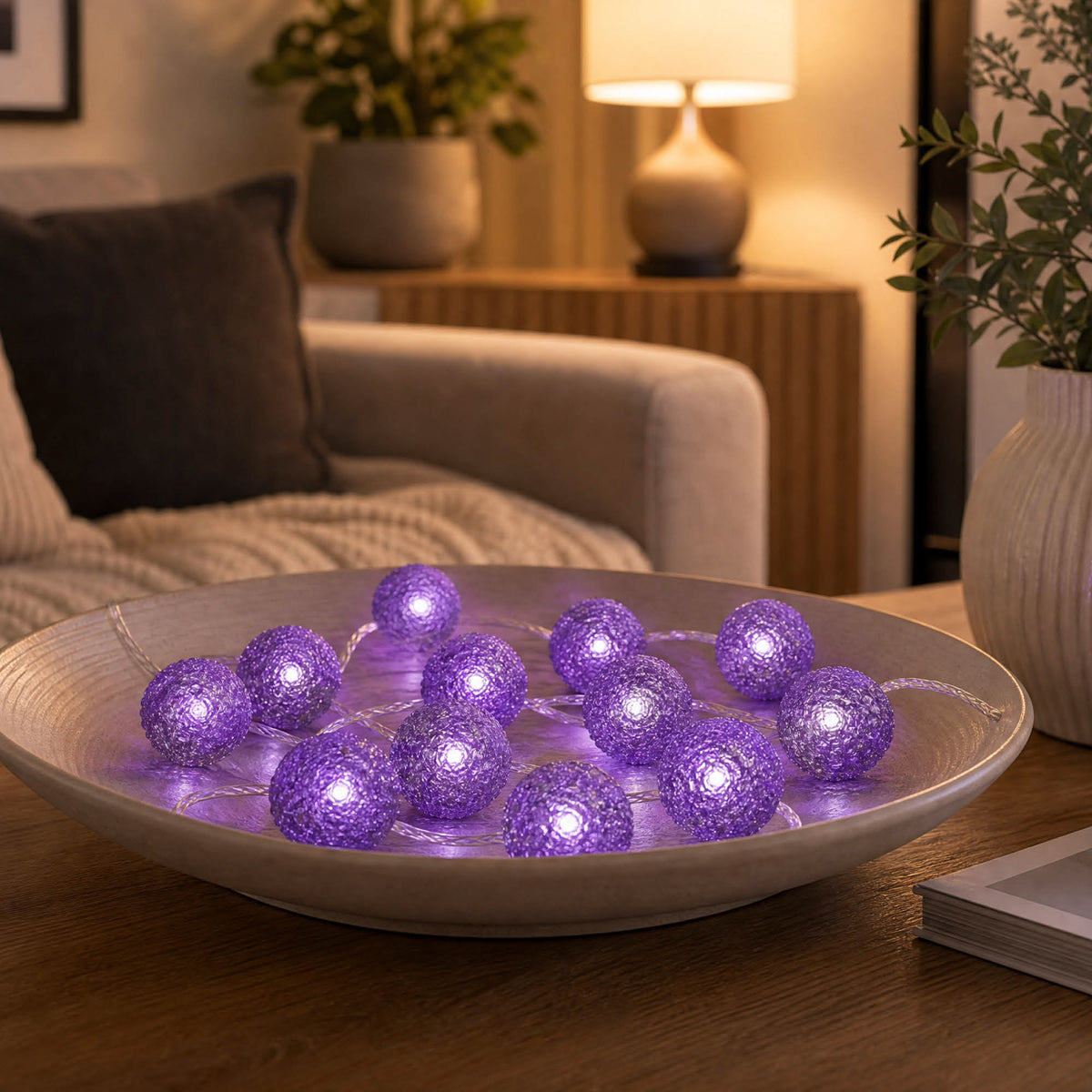 LED Lichterkette mit lilanen Metallbällen innen, 20 LED weiß, 2,85 m beleuchtet, transparentes Kabel, Innen-Transformator
