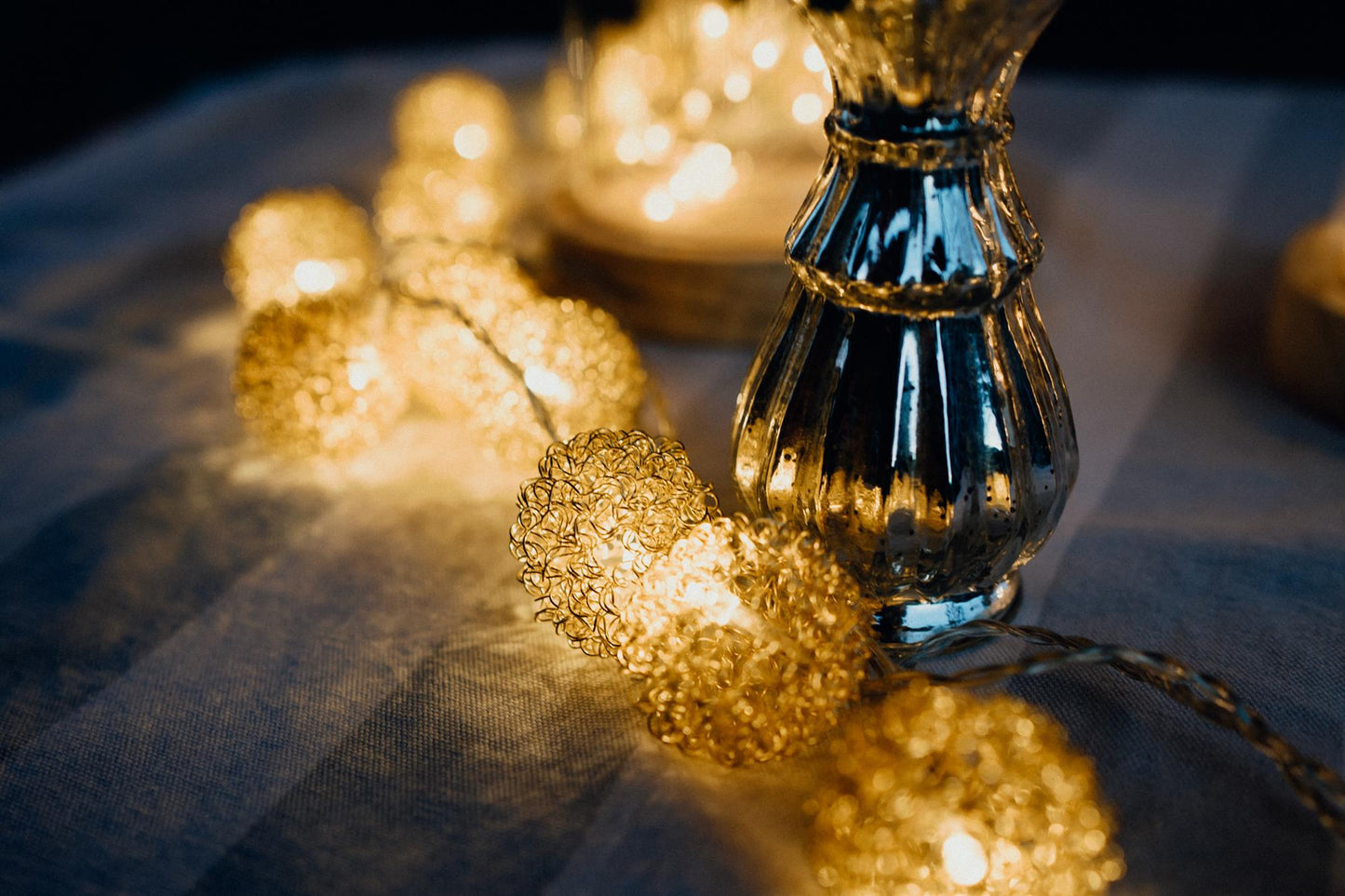 LED-Lichterkette mit goldenen Metallkugeln, 20 LEDs weiß, Innen-Transformator