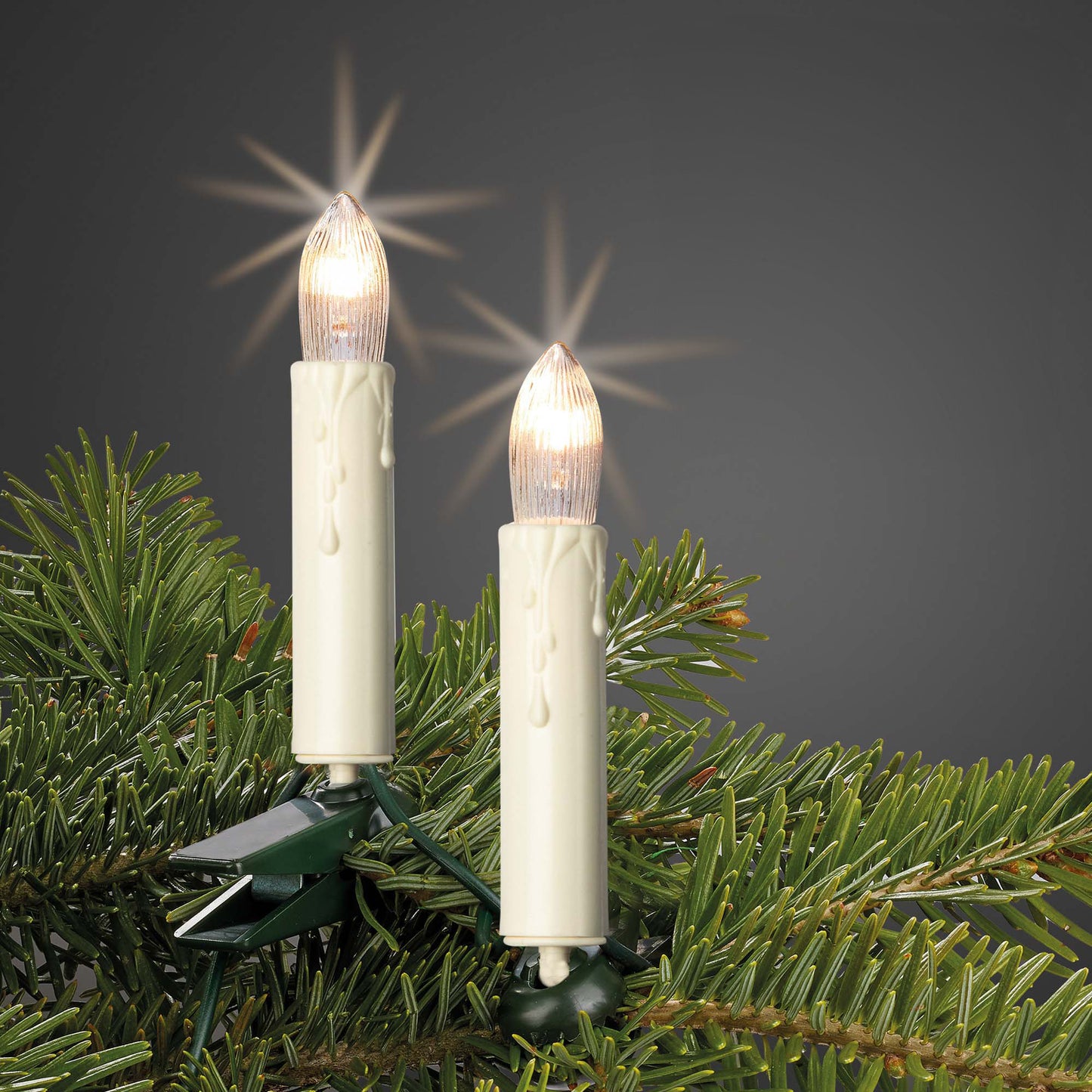 Hellum LED Weihnachtsbaum Lichterkette Innen – 15 elfenbeinfarbene Riffelkerzen mit Wachstropfenoptik, 9,8m beleuchtet, grün