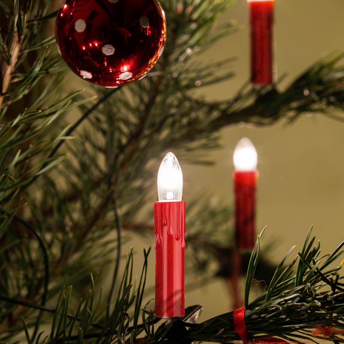 20-tlg. Riffelkerzenkette, roter Schaft mit Tropfen, klare Lampen, für innen, teilb. Stecker