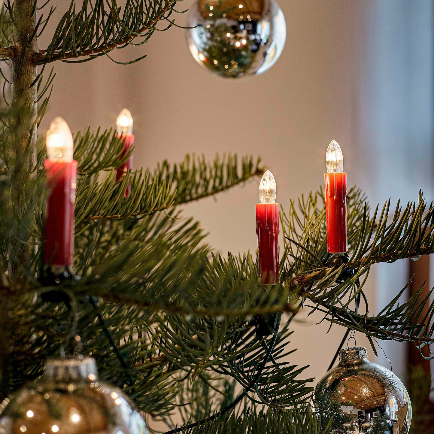 30-tlg. Riffelkerzenkette, roter Schaft mit Tropfen, klare Lampen, für innen, teilb. Stecker